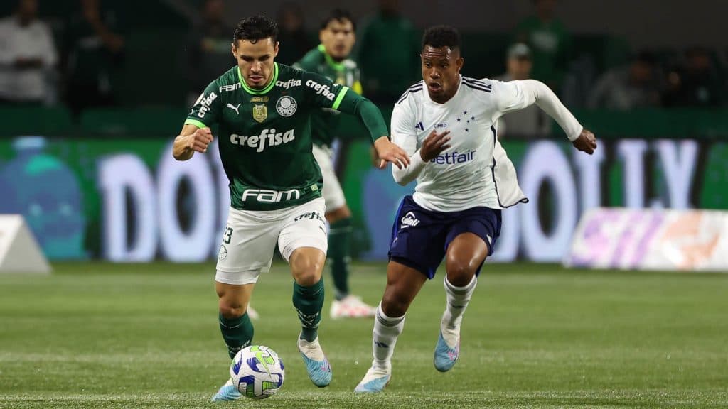 Palmeiras vence com polêmica, Weverton herói e não deixa o líder disparar Palmeiras vence com polêmica, Weverton herói e não deixa o líder disparar