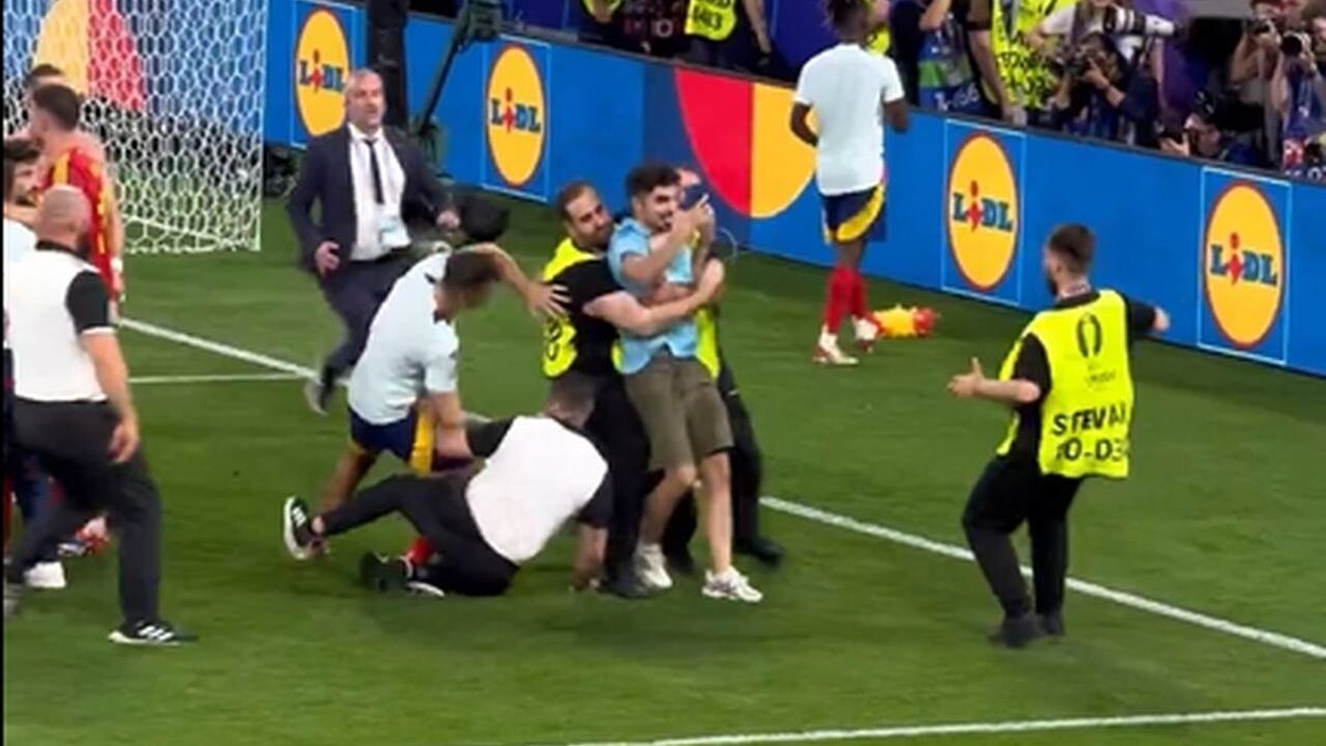 Morata brinca sobre carrinho de segurança na semifinal da Euro Morata brinca sobre carrinho de segurança na semifinal da Euro