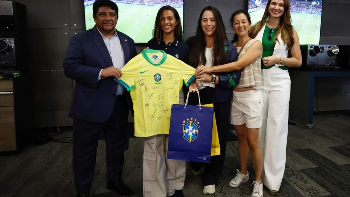 Seleção Brasileira feminina recebe visita de Rayssa Leal, bronze em Paris Seleção Brasileira feminina recebe visita de Rayssa Leal, bronze em Paris