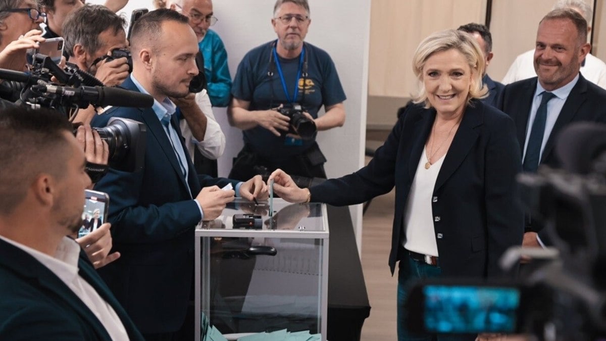 Líder da extrema direita francesa celebra vitória sobre Macron Líder da extrema direita francesa celebra vitória sobre Macron