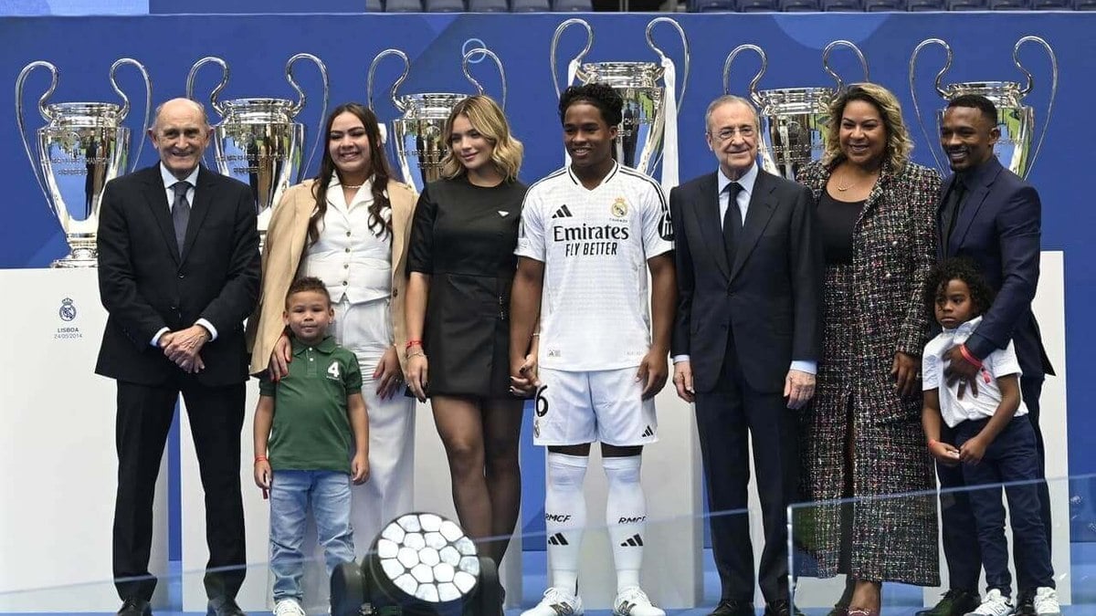 Endrick realiza primeiro treino com o elenco do Real Madrid Endrick realiza primeiro treino com o elenco do Real Madrid