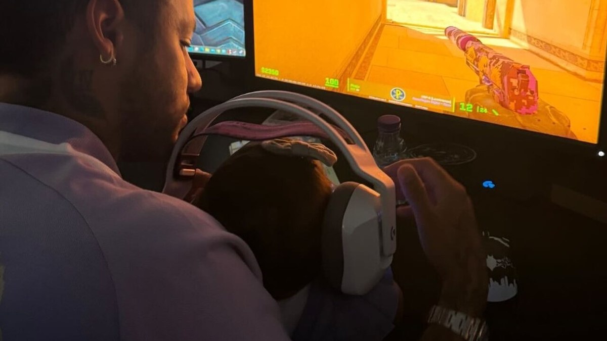 Neymar curte folga e joga videogame com Mavie Neymar curte folga e joga videogame com Mavie