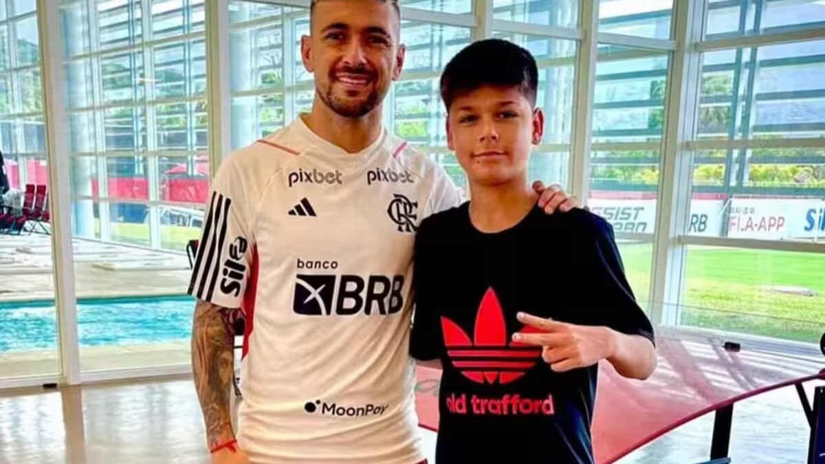 Flamengo vence concorrência pesada por promessa de 15 anos Flamengo vence concorrência pesada por promessa de 15 anos