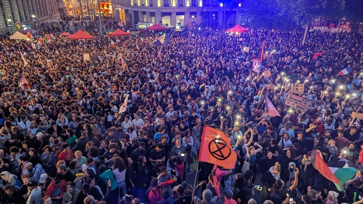 Protestos tomam ruas de Paris após vitória de extrema direita; Assista