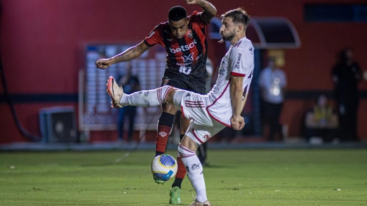 Com gol no final do jogo, Flamengo vence o Vitória no Barradão Com gol no final do jogo, Flamengo vence o Vitória no Barradão