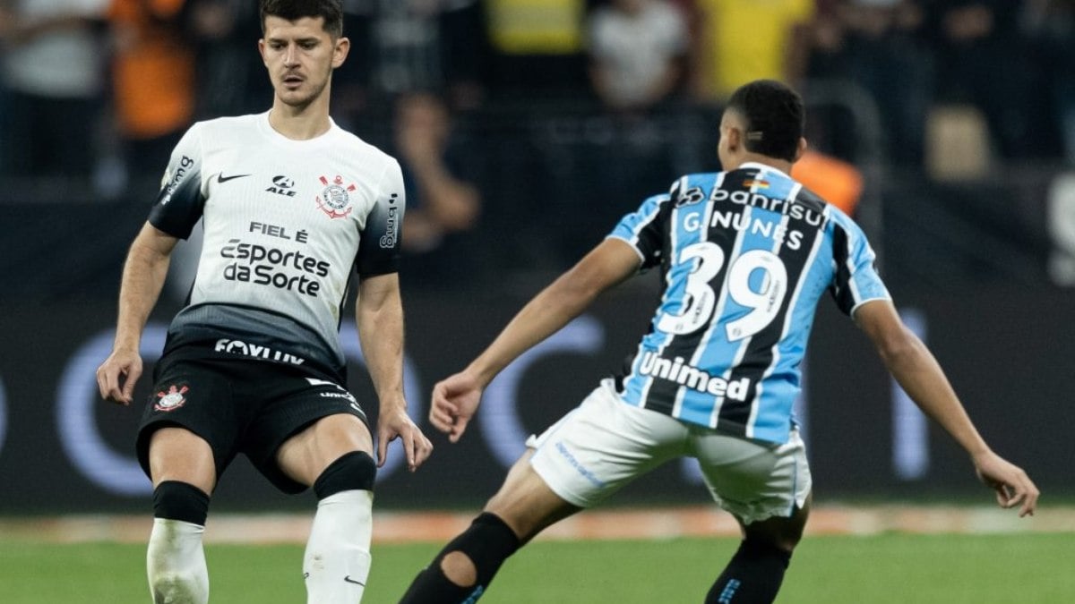 Com um expulso para cada lado, Corinthians e Grêmio ficam no empate sem gols pelo jogo de ida da Copa do Brasil Com um expulso para cada lado, Corinthians e Grêmio ficam no empate sem gols pelo jogo de ida da Copa do Brasil