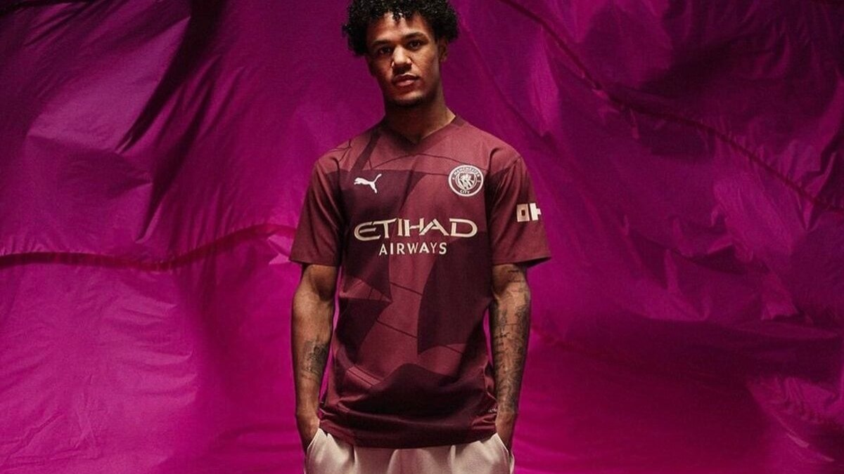 Jogador revela nova terceira camisa do City acidentalmente Jogador revela nova terceira camisa do City acidentalmente