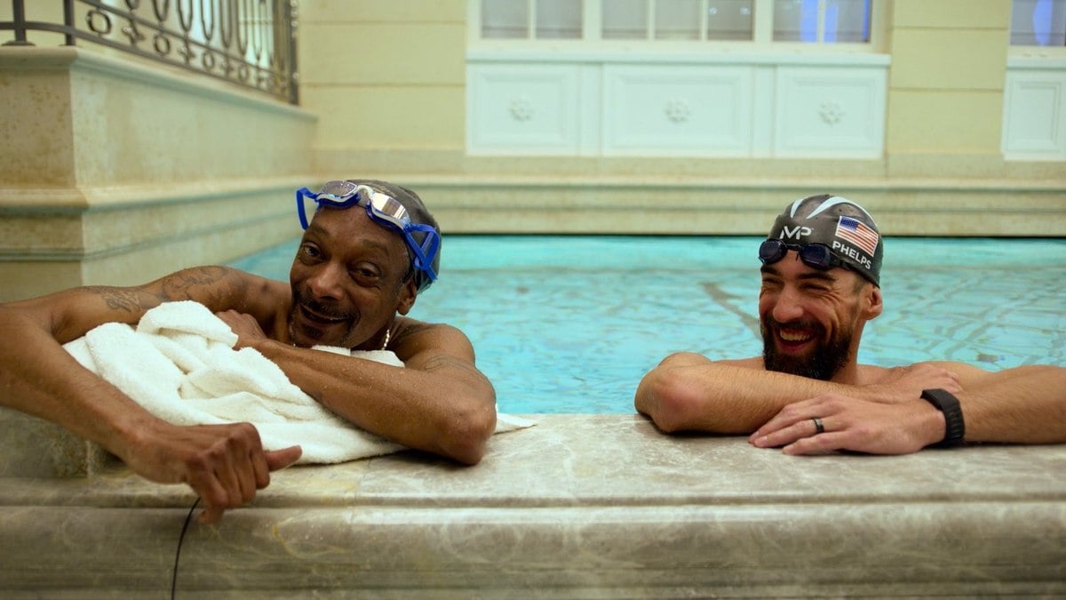 Tem futuro? Snoop Dogg faz aula de natação com Michael Phelps e diverte fãs; veja o vídeo