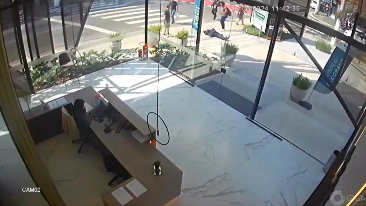 Vídeo: Idoso de 84 anos bate a cabeça no chão após ser agredido na Vila Mariana, em SP Vídeo: Idoso de 84 anos bate a cabeça no chão após ser agredido na Vila Mariana, em SP