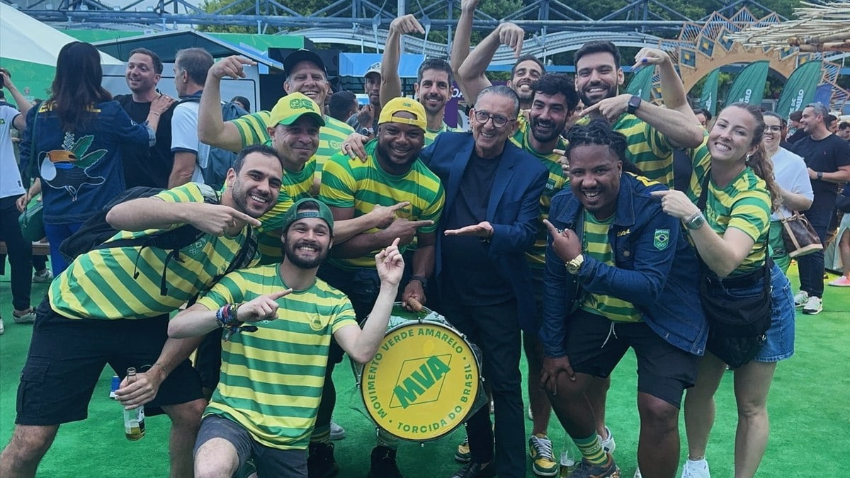Galvão Bueno surpreende e surge tocando bateria em meio a torcedores; assista Galvão Bueno surpreende e surge tocando bateria em meio a torcedores; assista