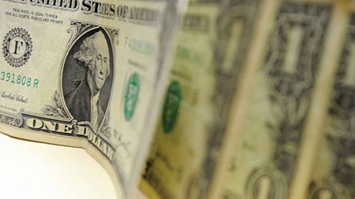 Dólar cai 2,27% e fecha semana a R$ 5,46 após ‘bandeira branca’ de Lula Dólar cai 2,27% e fecha semana a R$ 5,46 após ‘bandeira branca’ de Lula