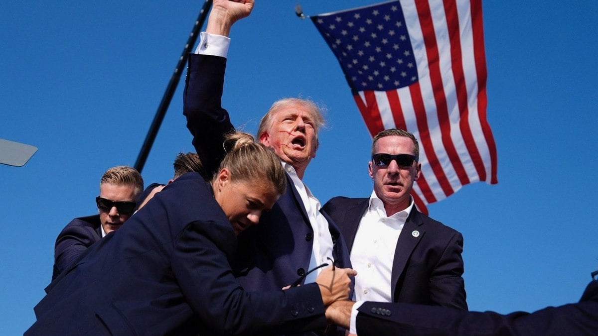 Donald Trump é retirado de palco após sons de tiros em comício na Pensilvânia Donald Trump é retirado de palco após sons de tiros em comício na Pensilvânia