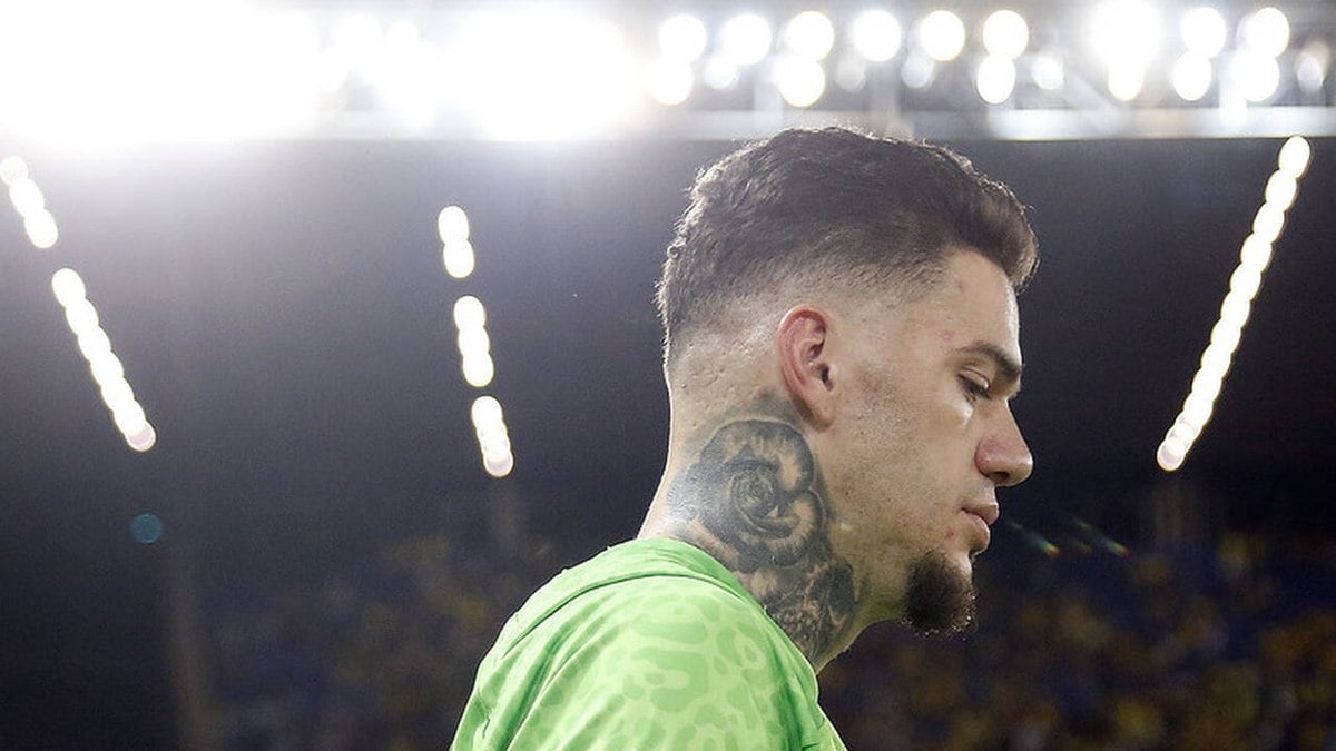 Ederson desmente insatisfação com Ortega: ‘Totalmente falsa’ Ederson desmente insatisfação com Ortega: ‘Totalmente falsa’