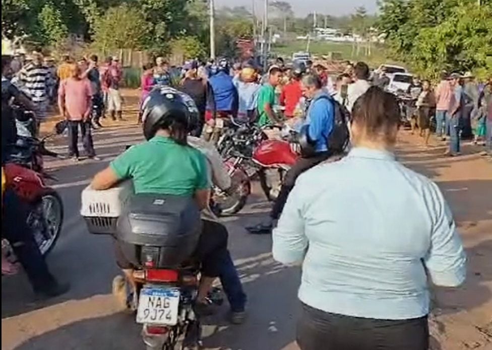 Protesto de produtores na estrada de Porto Acre encerra e trânsito flui Protesto de produtores na estrada de Porto Acre encerra e trânsito flui