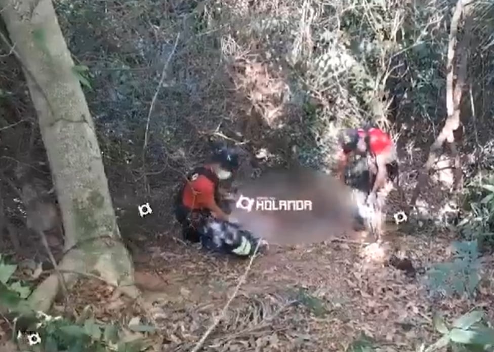 Bombeiros tentam resgatar corpo de homem decapitado em matagal Bombeiros tentam resgatar corpo de homem decapitado em matagal