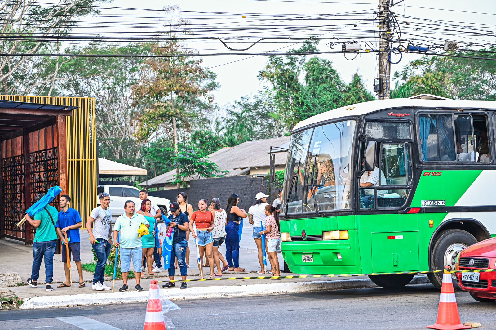 Mais de 40 ônibus e vans chegam para convenção de Marcus Alexandre Mais de 40 ônibus e vans chegam para convenção de Marcus Alexandre