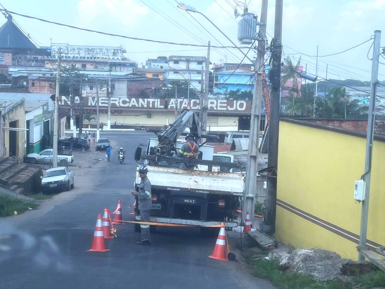 Famílias liberam trânsito de ponte após religação de energia Famílias liberam trânsito de ponte após religação de energia