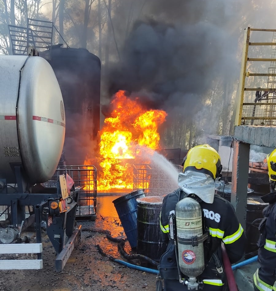 Incêndio consome 47 mil litros de solvente de indústria em Goianira Incêndio consome 47 mil litros de solvente de indústria em Goianira