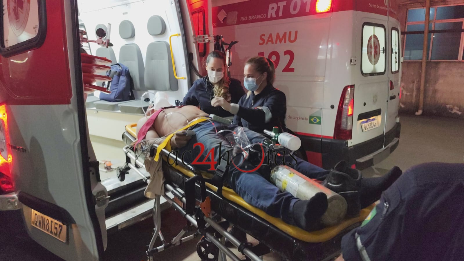 Motociclista embriagado passa direto em rotatória e colide em palmeira Motociclista embriagado passa direto em rotatória e colide em palmeira