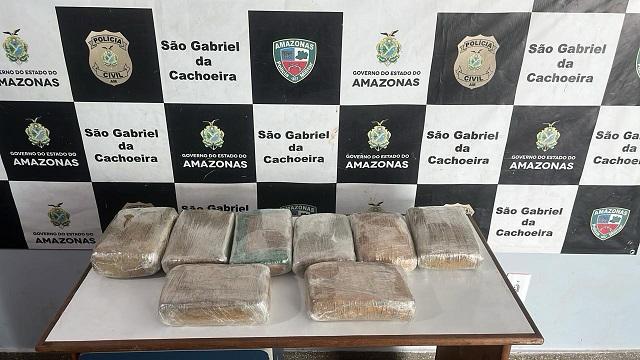 PC-AM e Exército prendem mulher com 23 quilos de maconha PC-AM e Exército prendem mulher com 23 quilos de maconha