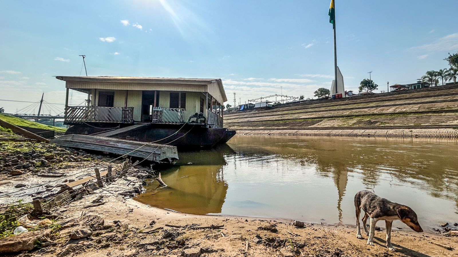 Flutuante encalha devido à seca do Rio Acre na Capital – ac24horas.com Flutuante encalha devido à seca do Rio Acre na Capital – ac24horas.com