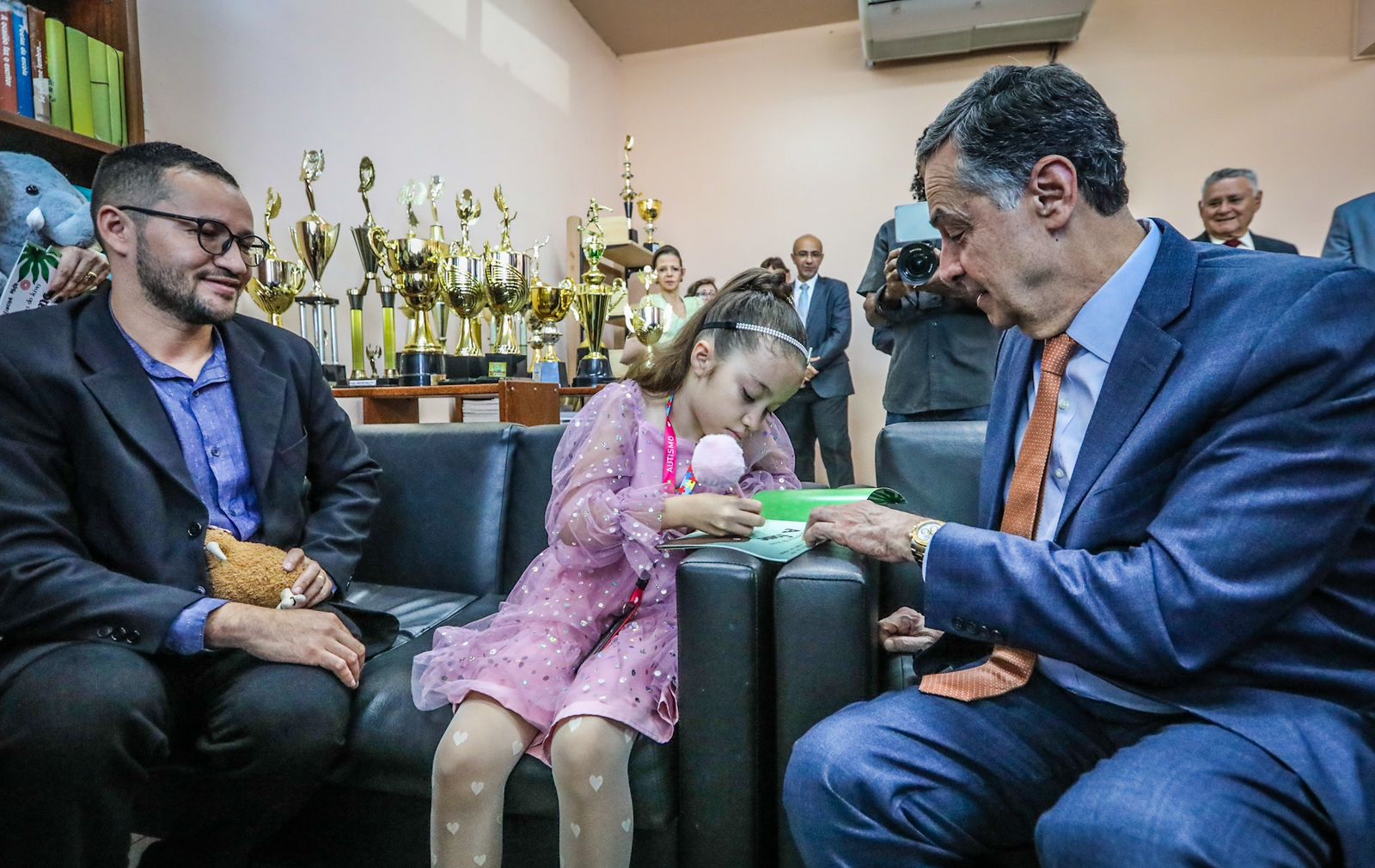 No Acre, ministro do STF recebe livro de escritora acreana de 7 anos No Acre, ministro do STF recebe livro de escritora acreana de 7 anos