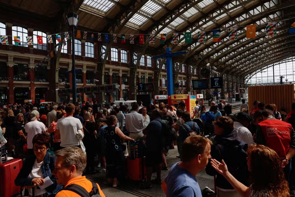Ataques coordenados paralisam trens de alta velocidade na França Ataques coordenados paralisam trens de alta velocidade na França