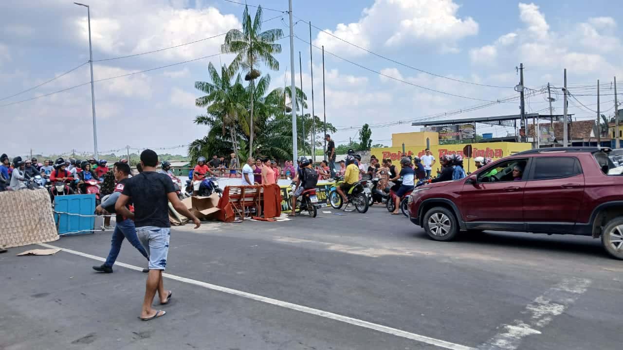 Sem energia há 14 horas, famílias fecham ponte em Cruzeiro do Sul Sem energia há 14 horas, famílias fecham ponte em Cruzeiro do Sul