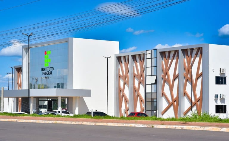 Ifac abre vagas para professor substituto com salário de até R$ 6 mil Ifac abre vagas para professor substituto com salário de até R$ 6 mil