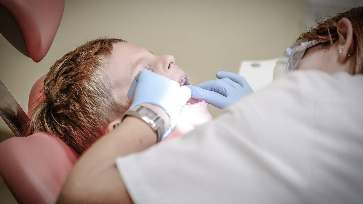Criança de 3 anos tem 18 dentes removidos por cárie Criança de 3 anos tem 18 dentes removidos por cárie