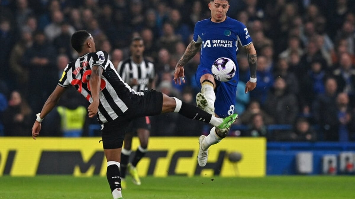 Enzo Fernández se desculpa com companheiros em sua reapresentação no Chelsea Enzo Fernández se desculpa com companheiros em sua reapresentação no Chelsea