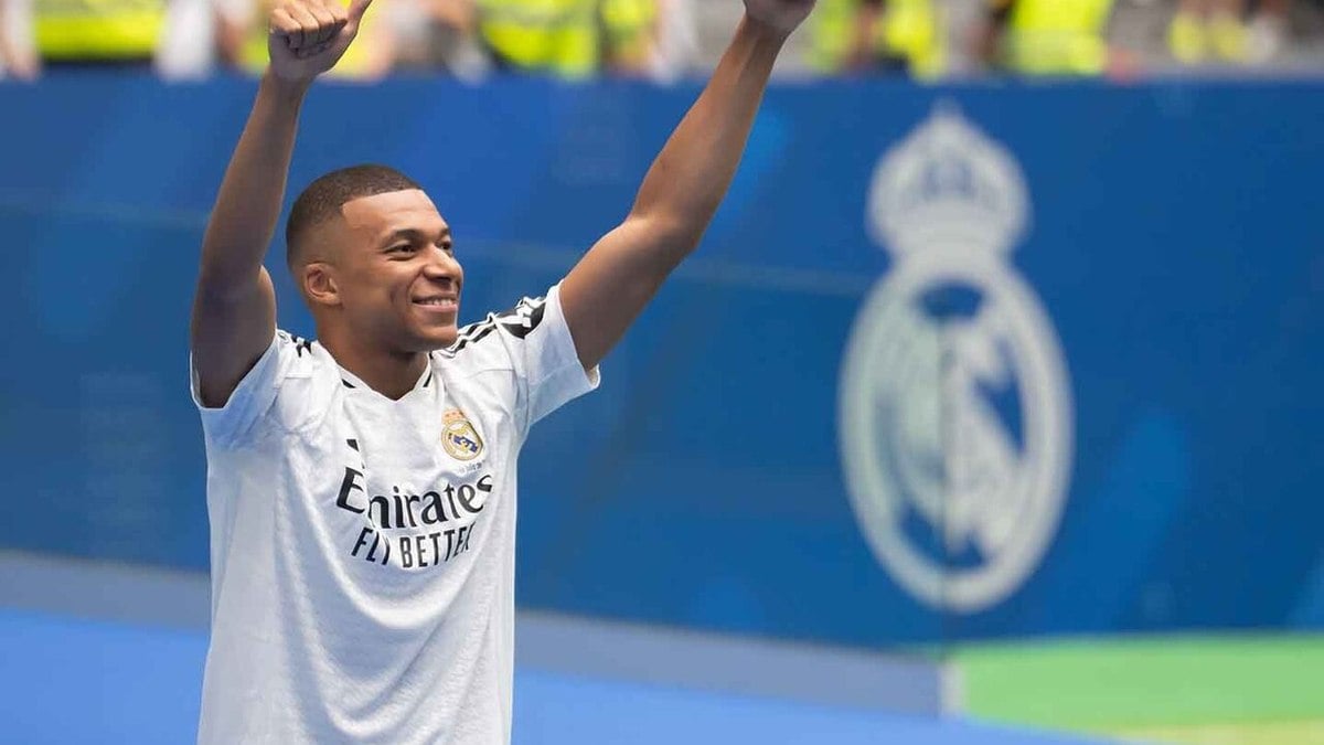Real Madrid presenteia Mbappé com carro de mais de R$ 1 milhão; veja fotos Real Madrid presenteia Mbappé com carro de mais de R$ 1 milhão; veja fotos