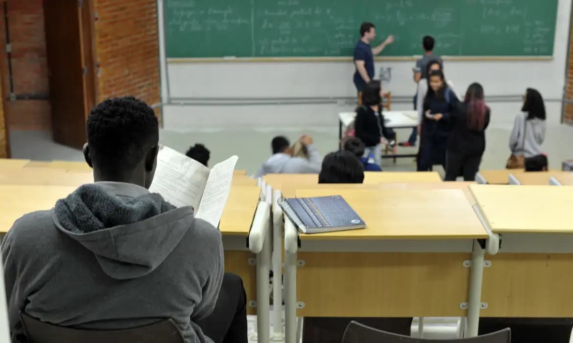 MEC fará consulta sobre eficácia de política de cotas em universidades MEC fará consulta sobre eficácia de política de cotas em universidades