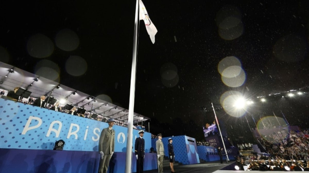 Bandeira olímpica é hasteada em frente à Torre Eiffel