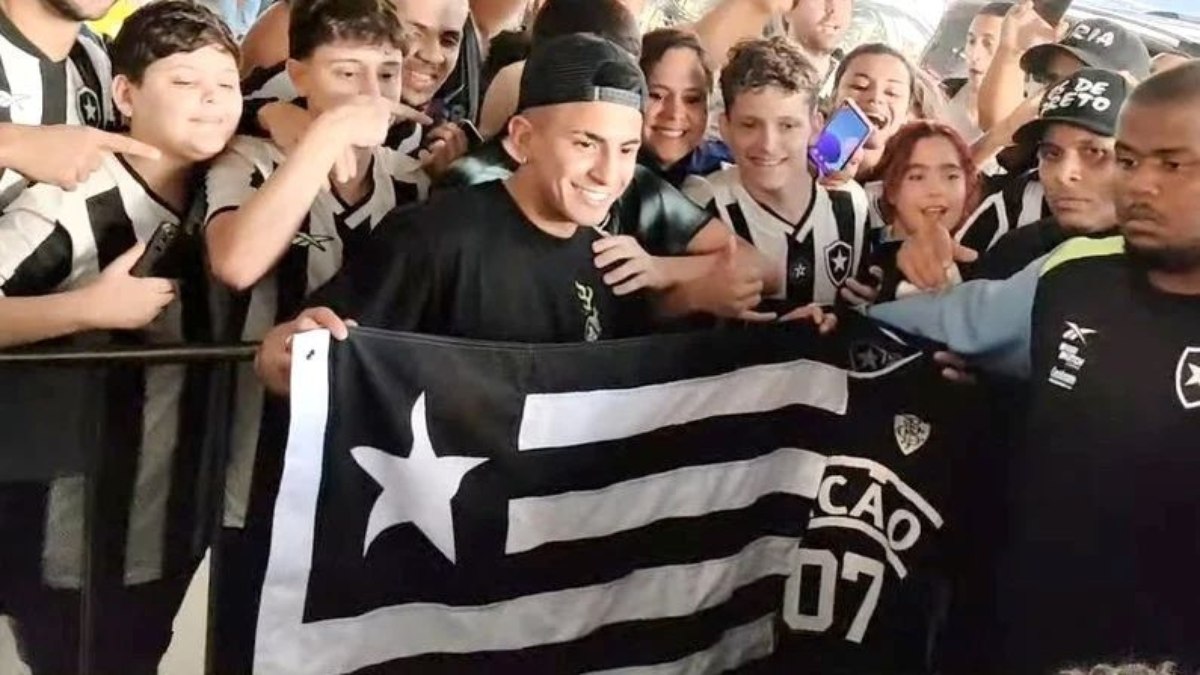 Thiago Almada desembarca no Rio de Janeiro para ser apresentado ao Botafogo Thiago Almada desembarca no Rio de Janeiro para ser apresentado ao Botafogo