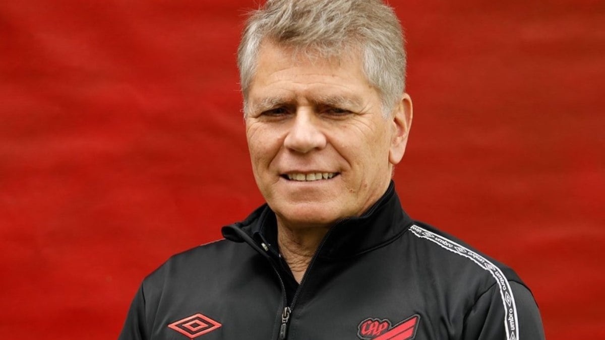 Paulo Autuori assume cargo de diretor técnico do Athletico Paulo Autuori assume cargo de diretor técnico do Athletico