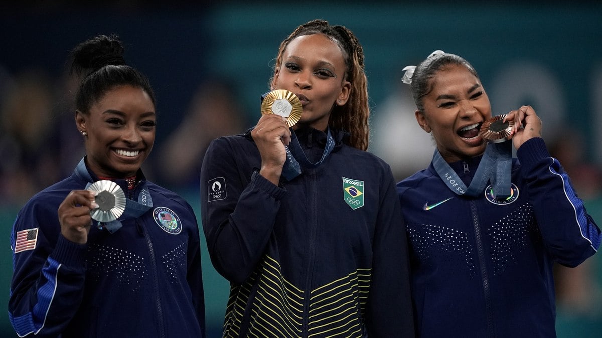 Põe no documentário! Ouro de Rebeca Andrade rende memes e zoação com Simone Biles; veja Põe no documentário! Ouro de Rebeca Andrade rende memes e zoação com Simone Biles; veja