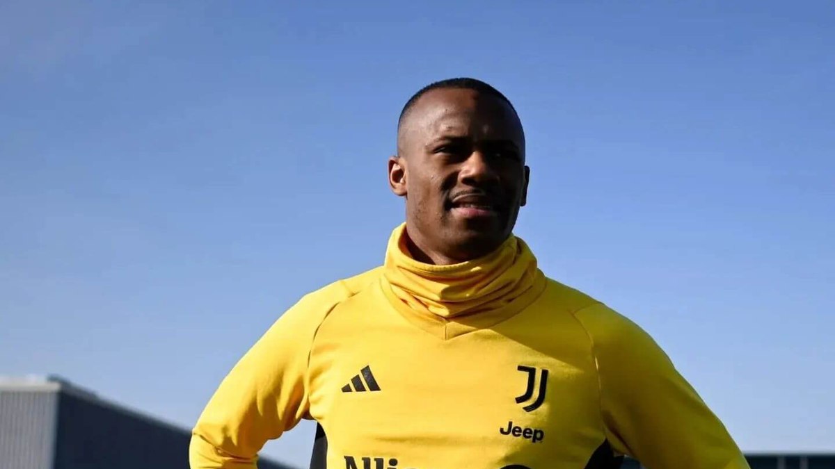 Roma causa polêmica após fechar com zagueiro do rival, mas não assinar contrato; entenda Roma causa polêmica após fechar com zagueiro do rival, mas não assinar contrato; entenda