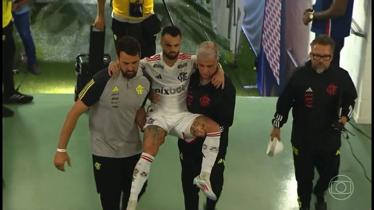 Preocupação! Michael e De la Cruz chegam ao Rio mancando após vitória do Flamengo Preocupação! Michael e De la Cruz chegam ao Rio mancando após vitória do Flamengo