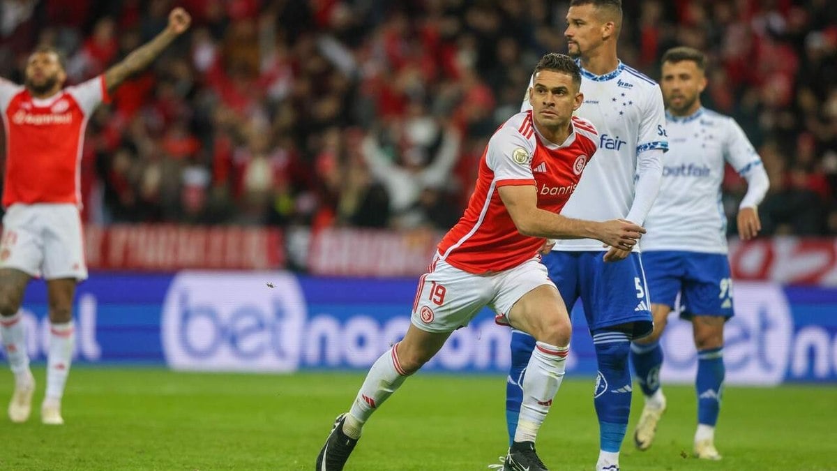 Inter joga melhor, vence o Cruzeiro e pega o elevador no Brasileirão Inter joga melhor, vence o Cruzeiro e pega o elevador no Brasileirão
