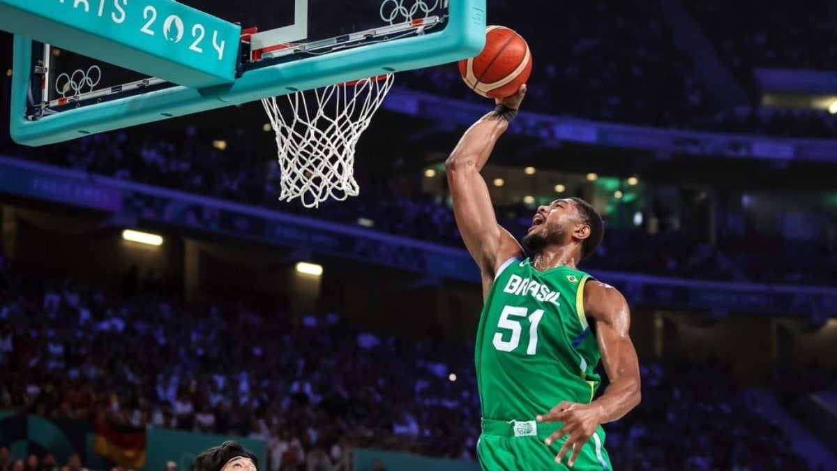 Brasil conquista sua primeira vitória no basquete masculino em Paris Brasil conquista sua primeira vitória no basquete masculino em Paris