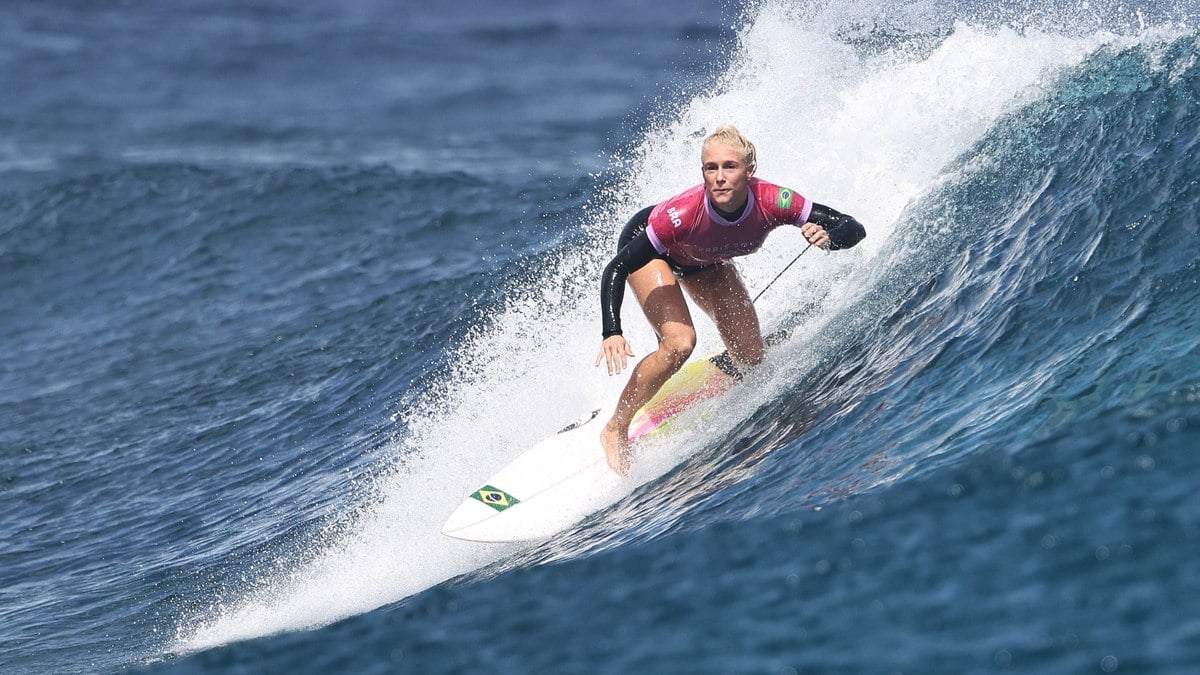 Tati Weston-Webb avança à final no surfe e disputará o ouro contra americana Tati Weston-Webb avança à final no surfe e disputará o ouro contra americana