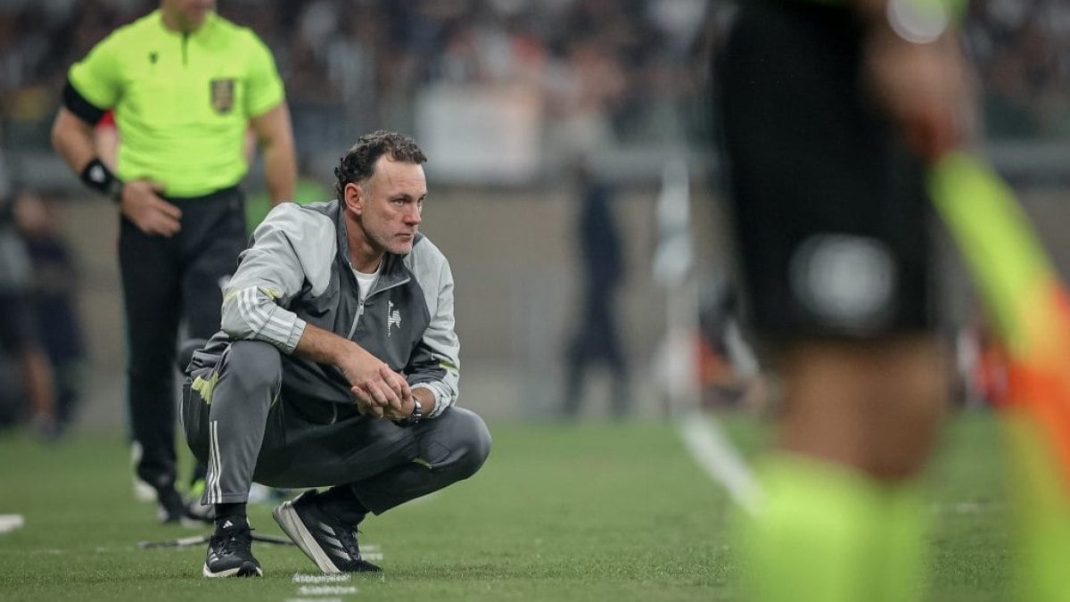 Milito assume a responsabilidade pelo baixo rendimento do Atlético-MG após derrota Milito assume a responsabilidade pelo baixo rendimento do Atlético-MG após derrota