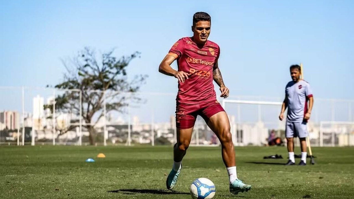 Após vitória sobre o Operário, João Vitor projeta duelo do Vila Nova contra o América-MG: ‘Duelo muito difícil’ Após vitória sobre o Operário, João Vitor projeta duelo do Vila Nova contra o América-MG: ‘Duelo muito difícil’