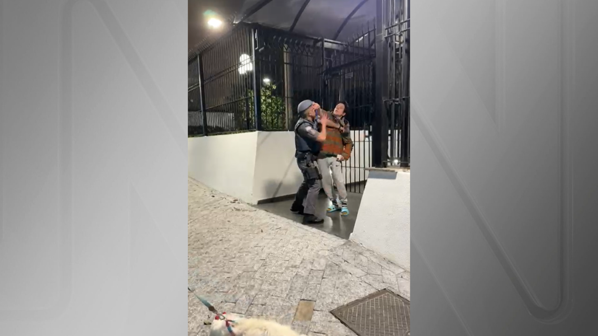 Mulher que ofendeu atendentes de mercado e agrediu policial vira ré Mulher que ofendeu atendentes de mercado e agrediu policial vira ré