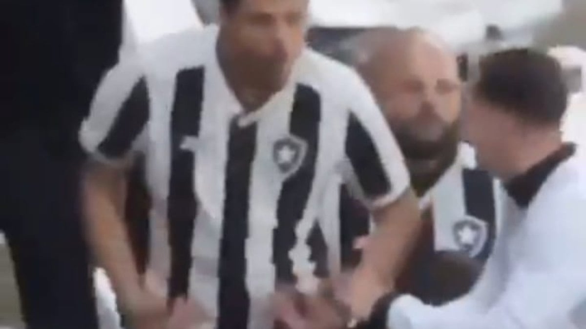 Exemplo! Botafogo vai banir torcedor que fez gestos racistas Exemplo! Botafogo vai banir torcedor que fez gestos racistas