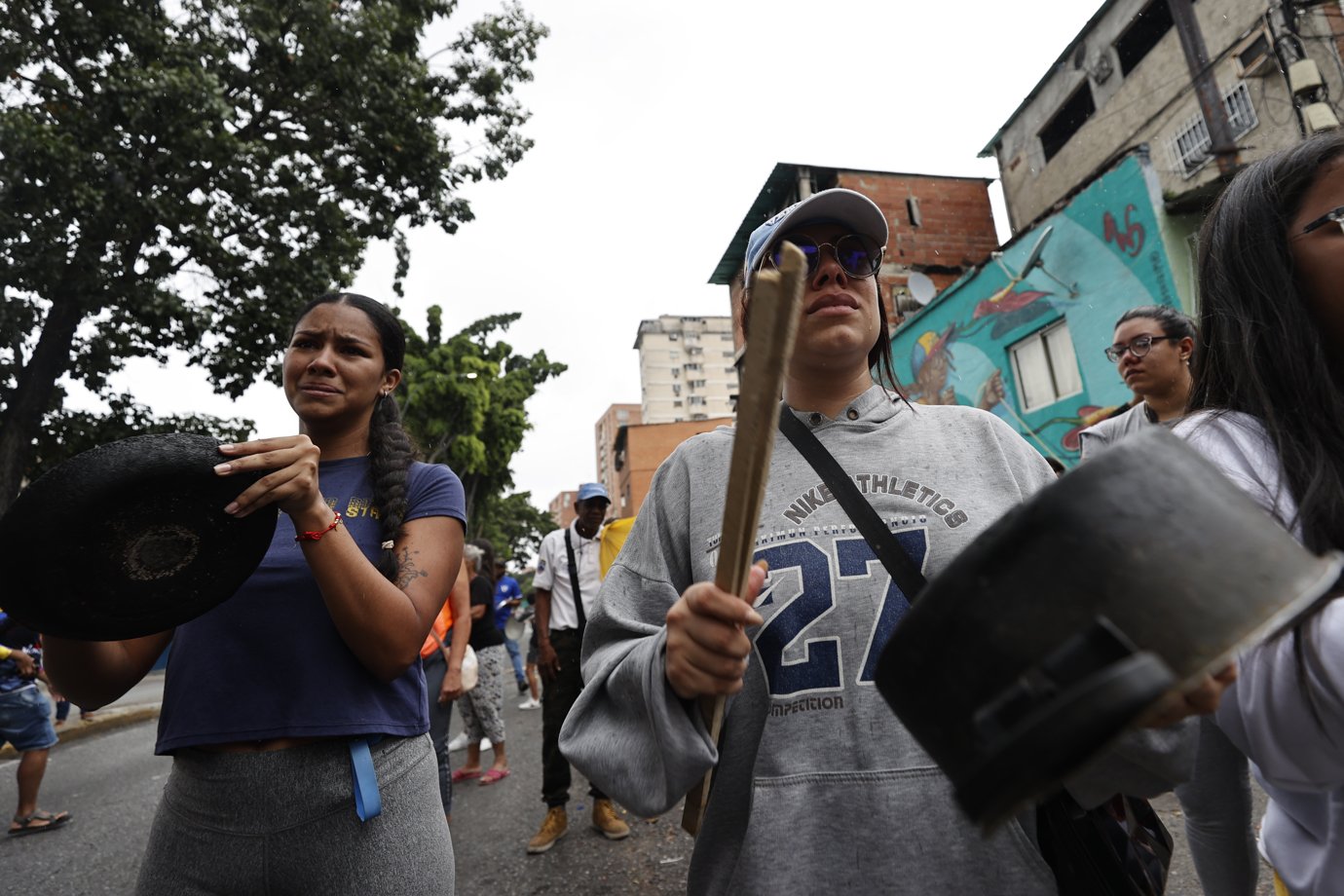 María Corina Machado reaparece em público durante protestos em Caracas