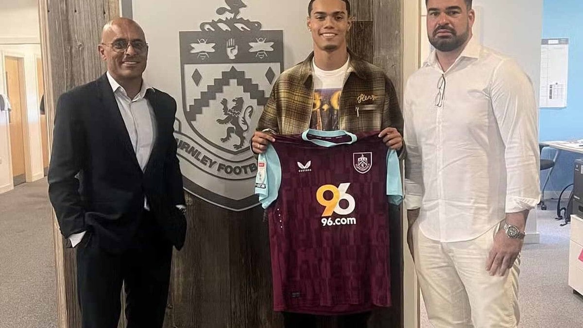 Técnico do Burnley freia empolgação com filho de Ronaldinho Técnico do Burnley freia empolgação com filho de Ronaldinho