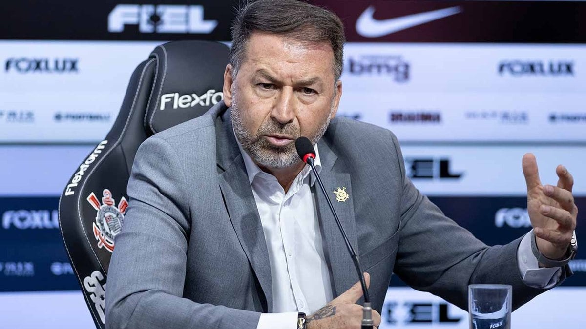 Conselheiros do Corinthians oficializam pedido de impeachment de Augusto Melo Conselheiros do Corinthians oficializam pedido de impeachment de Augusto Melo