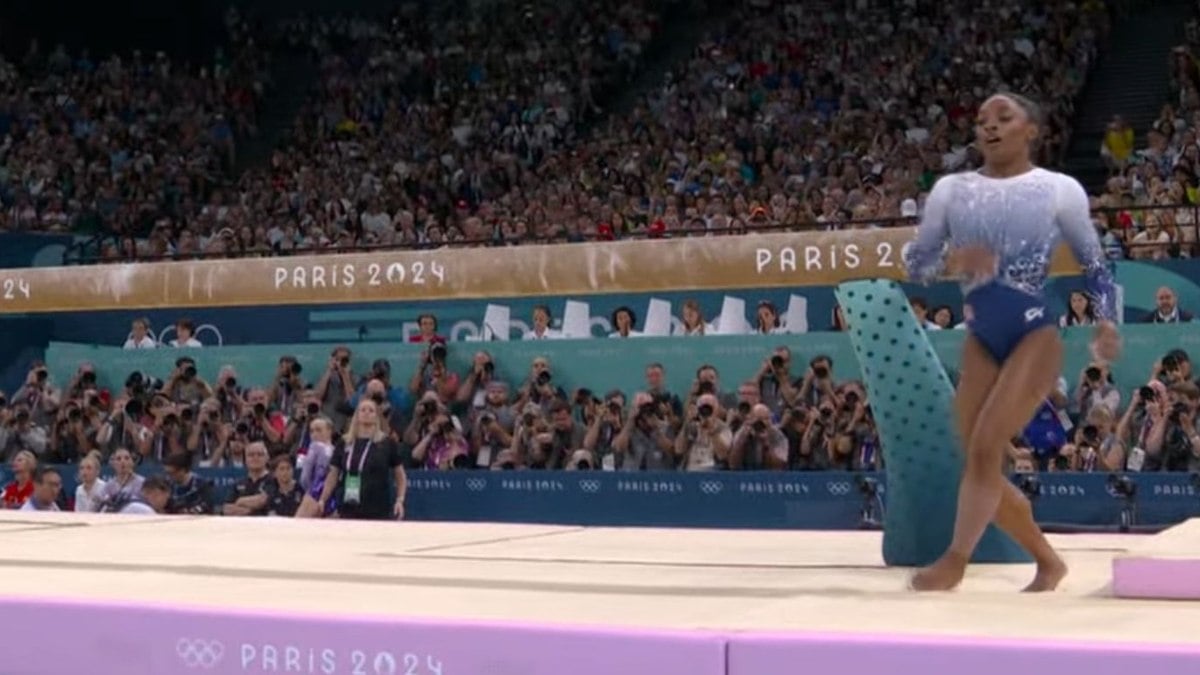 Paris 2024: Simone Bailes cai e fica fora do pódio na final da trave Paris 2024: Simone Bailes cai e fica fora do pódio na final da trave